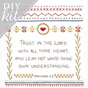 Może przedstawiać: Zestaw do haftu DIY z wersetem z Przysłów 3:5: "Ufaj Panu z całego serca, a nie polegaj na własnym rozsądku." Wzór zawiera serce, kwiaty i różne wzory ściegów.