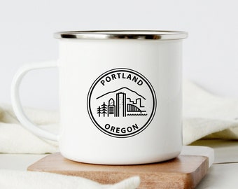 Könnte beinhalten: Weiße Emaille-Tasse mit einer schwarz-weißen Grafik der Skyline von Portland, Oregon. Die Tasse hat einen schwarzen Rand und einen schwarzen Griff.