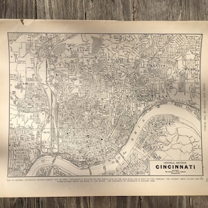 Puede incluir: Un mapa vintage en blanco y negro de Cincinnati, Ohio. El mapa muestra la sección central de la ciudad, incluido el río Ohio y los vecindarios circundantes. El texto en la parte inferior dice "Central Section Cincinnati, Cities and Towns of the World."