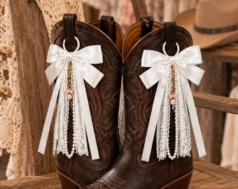Witte satijnen denim laars met strik, parelmoer kanten lint accessoires, western denim accessoires voor countryconcerten, wedstrijddagen, festivals en feestdagen