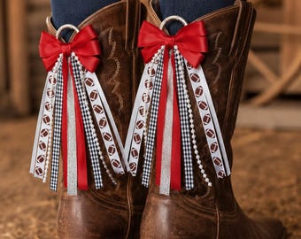 Set van 2 voetbalschoenstrikken, rood satijnen cowgirlbootbedels, Game Day-accessoires westernlaars, kwastjes met parellint, outfit achterklep van 15 cm