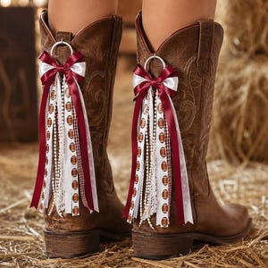Juego de 2 lazos para botas de fútbol, adornos de botas vaqueras de encaje rojo y blanco, accesorios para botas vaqueras para el día del partido, borlas de cinta de 15 cm para atuendos de fiesta previa al partido.