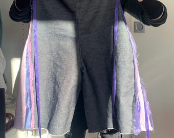 Jorts handmade avant-garde in raw denim nero rigato con inserti lilla e organza liquida