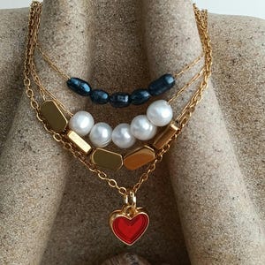 Collana minimalista di perle d'acqua dolce / Collana con cinque perle / Catena sottile placcata oro 18 carati / Collana delicata da indossare a strati