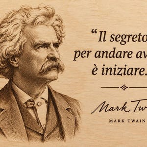 May include: A light brown wooden plaque featuring a detailed dark brown engraved portrait of Mark Twain. To the right of the portrait, the Italian text reads: "Il segreto per andare avanti è iniziare." The name Mark Twain is engraved below.