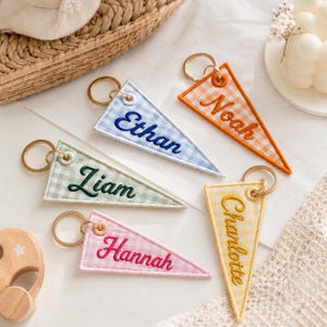 Op maat geborduurde bedel wimpeltas, gepersonaliseerd rugzaknaamkaartje, stoffen sleutelhanger, schooltasaccessoire voor kinderen, aangepast naamcadeau