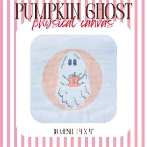Könnte beinhalten: Eine Stickleinwand mit einem weißen Geist, der einen orangefarbenen Kürbis in einem pfirsichfarbenen Kreis hält. Der Text PUMPKIN GHOST physical canvas steht oben, und 18 MESH | 10,16 X 10,16 cm ist unten auf dem weißen Gitterstoff gedruckt.