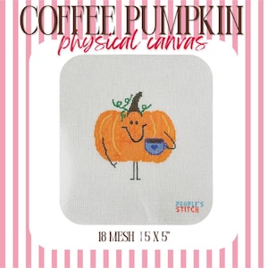 Könnte beinhalten: Eine Stickleinwand mit einem orangefarbenen Kürbis-Cartoon mit braunem Stiel, grünen Ranken und einem lächelnden Gesicht, der eine blaue Kaffeetasse hält. Der Text COFFEE PUMPKIN physical canvas, 18 MESH, 12,7 x 12,7 cm und PEOPLE'S STITCH ist zu sehen.