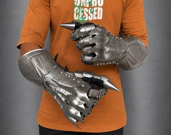 Guanteletes medievales de acero con garras y pinchos hechos a mano / Armadura gótica grabada para manos / Guantes para LARP y cosplay / Armadura de disfraz de caballero / Ropa medieval