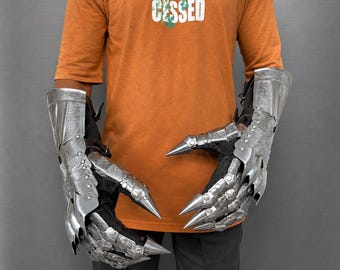 手作りのスパイク付き中世風スチール製爪型ガントレット｜ゴシック彫刻入りハンドアーマー｜LARPコスプレグローブ｜騎士コスチュームアーマー｜中世風衣装