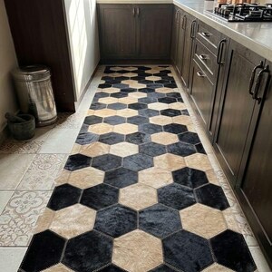 Tapis de couloir patchwork hexagonal en cuir de vachette noir et beige de luxe – Tapis en cuir véritable fait main pour cuisine, couloir, entrée – Décoration moderne