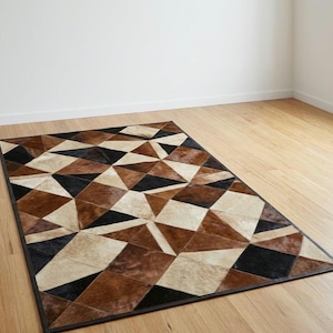 Tappeto di lusso in pelle bovina con motivo geometrico patchwork – Moderno tappeto in pelle marrone, nero e avorio per soggiorno, camera da letto e ufficio.