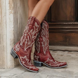 Stivali western ricamati da donna, stivali da cowboy rossi, stivali country a punta, stivali da equitazione vintage boho, stivali in pelle a metà polpaccio