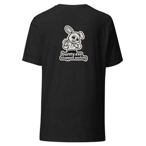 Op de afbeelding: Donkergrijs t-shirt met een versleten afbeelding van een verdrietig konijn en de tekst "bunny.exe stopped working" in wit en zwart. Het shirt is gemaakt van een zacht materiaal.