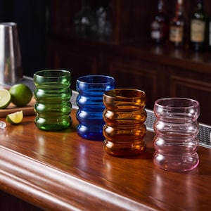 Rippled Caterpillar Glas Tumbler, Böjd Staplad Ring Dryckeskärl, Färgad Transparent Kopp för Te Juice Cocktail, Bordsskiva Dryckeshållare