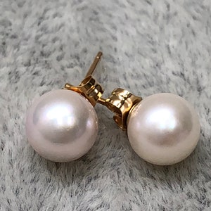 Boucles d&#39;oreilles Akoya japonaises de qualité AAA triées sur le volet en or jaune 14 carats - Blanc