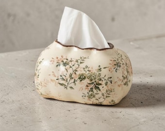 "Eleganter cremefarbener floraler Keramikbezug für Taschentücherbox mit gewelltem Rand und brauner Zierleiste - Vintage Badezimmer & Wohndekor."