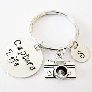 Personalized Camera Keychain, initial Keychain, photography key chain, photographer gift, camera jewelry, photography jewelry, Capture Life