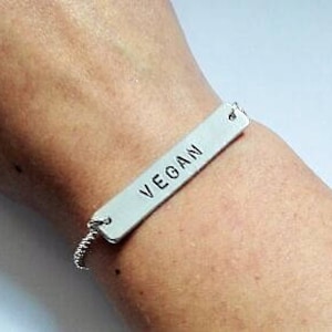 Veganistische armband, Veganistische Hand gestempelde sieraden Handstamped bar Armband Cadeau voor haar Veganisme zilveren armband huisdieren zijn geen voedsel, Hypoallergeen