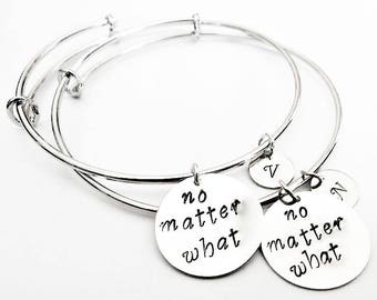 Set di Due braccialetti rigidi personalizzati per migliori amiche. bracciali ciondolo frase ed iniziale, no matter what no matter where