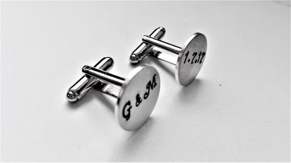 Gemelli Da Uomo In Acciaio Opaco Personalizzabili | Con Incisione Di Cuori E Alloro, Per Matrimonio, Con Iniziali E Data, Elegante Scatola Regalo - copertina