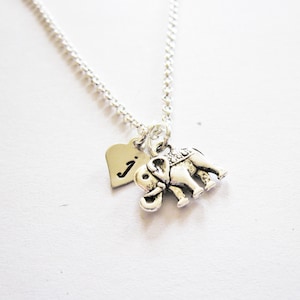 Colar de elefante personalizado, colar delicado com pingente de elefante, joias de elefante, colar de elefante minúsculo, colar inicial, letra personalizada