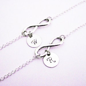 Madre e Hija collares infinitos personalizados, juego de dos (2) regalos bff, carta, monograma, niña pequeña, mamá, encanto estampado personalizado