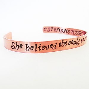 Ze geloofde dat ze dat kon, dus deed ze gepersonaliseerde manchet armband inspirerend afstudeercadeau voor haar handstamped aluminium messing koper