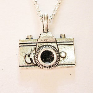 Kamera Halskette, Fotograf Geschenk, Kamera Anhänger Charm Halskette silber Halskette, Fotografie Schmuck, minimalistische Halskette, schlichter Schmuck