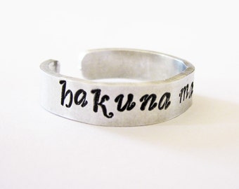 Anillo hakuna matata, anillo personalizado, anillo ajustable, regalos para mejores amigos, anillo de aluminio, joyas estampadas a mano, anillo con sello de mano