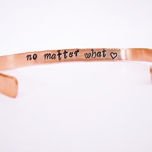 Gepersonaliseerde Quote Armband, Inspirerende armband, Stapel armbanden, Gepersonaliseerd cadeau. Aangepaste hand gestempelde geheime boodschap manchet armband