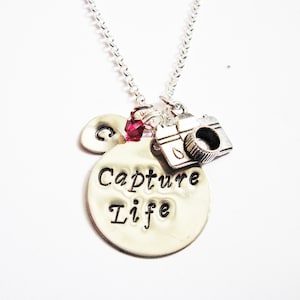 Collana con macchina fotografica o porta chiavi fotografo, collana pendente personalizzata, collana con iniziale e pietra capture life charm