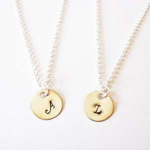 gepersonaliseerde eerste ketting, vriendschap ketting set van 2, schijf ketting, bruidsmeisje cadeau, geschenken voor beste vrienden bff zilveren sieraden klein