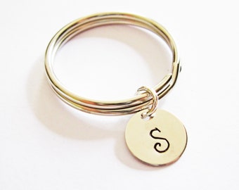 personalized keychain, initial key chain, initial key chain, minimalist keychain tiny gift for best friend, keyring initial, simple disc