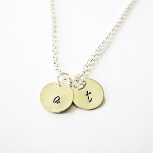 Zwei Initialen Halskette, personalisierte Halskette, zwei Scheiben Silber Halskette, gravierte monogrammierte Halskette, handgestempelte Halskette, 2 Initialen