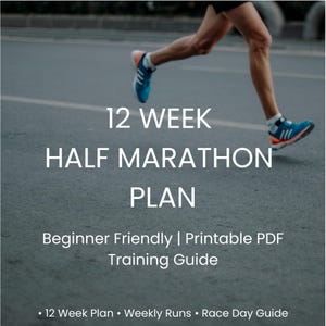 Könnte beinhalten: Ein Läufer, dessen Beine und Füße in blauen und weißen Laufschuhen zu sehen sind. Der Text auf dem Bild lautet "12 WEEK HALF MARATHON PLAN" und "Beginner Friendly | Printable PDF Training Guide". Weitere Texte: "12 Week Plan • Weekly Runs • Race Day Guide".