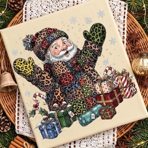 Può includere: Una stampa su tela rettangolare raffigurante un allegro Babbo Natale con la barba bianca, che indossa un cappello e un cappotto ricoperti da colorati motivi leopardati. Babbo Natale ha le braccia alzate, indossa muffole abbinate ed è circondato da regali.