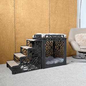 Puede incluir: Una escalera para mascotas de color gris oscuro unida a una caseta a juego con un patrón geométrico recortado. Los cuatro escalones tienen alfombras de color beige claro. Un cojín gris claro capitoné está dentro y uno blanco arriba.