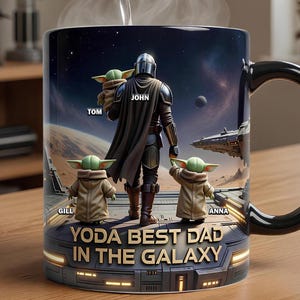 以下が含まれることがあります： スターウォーズをテーマにした黒いコーヒーマグ。マグには、マンダロリアンと3人のグローグーのキャラクター、そして「YODA BEST DAD IN THE GALAXY」というテキストが表示されています。「TOM」、「GILL」、「ANNA」、「JOHN」という名前も表示されています。