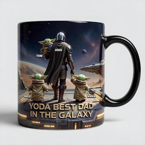 以下が含まれることがあります： スターウォーズをテーマにしたデザインの黒いセラミックマグ。マグには、3人のグローグーのキャラクターと「YODA BEST DAD IN THE GALAXY」というテキストが描かれています。「Tom」、「John」、「Gill」、「Anna」という名前も表示されています。
