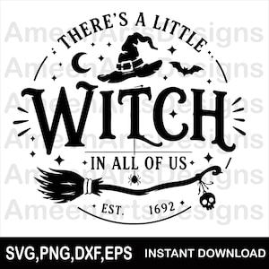 Può includere: Un design grafico nero con il testo THERE'S A LITTLE WITCH IN ALL OF US EST. 1692. L'illustrazione include un cappello da strega, una luna crescente, un pipistrello, una scopa, un piccolo ragno e un teschio, disposti in una composizione circolare.