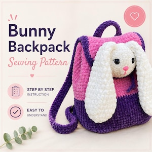 Könnte beinhalten: Ein gehäkelter Hasen-Rucksack mit weißem Plüsch-Hasengesicht, langen Ohren und einem pink-violetten Körper. Der Text lautet Bunny Backpack Sewing Pattern, Step by Step Instruction und Easy to Understand. Er hat einen Tragegriff und Riemen.