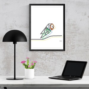 Può includere: Una stampa artistica da parete incorniciata che presenta un disegno al tratto minimalista di un uccello appollaiato su un ramo. L'uccello è composto da linee geometriche grigie, verdi e blu con un occhio circolare marrone. Il testo 'Olliebird' è stampato nell'angolo in basso a destra.
