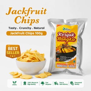 Puede incluir: Una bolsa de papel aluminio plateado de chips de yaca Keripik Nangka junto a un tazón blanco lleno de chips amarillos. La bolsa tiene una etiqueta amarilla con el texto Keripik Nangka, Batu Snackey y un peso neto de 100g. Texto incluye Jackfruit Chips.
