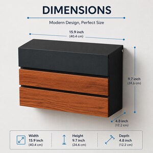Puede incluir: Un buz&oacute;n rectangular de pared con una parte superior de metal negro mate y dos paneles horizontales con veta de madera. El texto incluye DIMENSIONS, Modern Design, Perfect Size y medidas de 40,4 cm de ancho, 24,6 cm de alto y 12,2 cm de fondo.