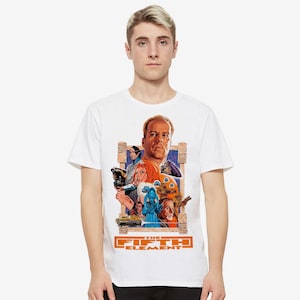 Puede incluir: Una camiseta blanca de manga corta con un estampado gráfico colorido de la película El Quinto Elemento. El diseño incluye un collage de personajes y vehículos enmarcado por pilares de piedra, con el título de la película en texto naranja.