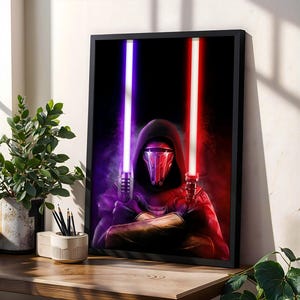Könnte beinhalten: Ein gerahmter Kunstdruck, der eine vermummte Gestalt mit einer rot-schwarzen Maske zeigt, die ein leuchtend violettes Lichtschwert in der einen und ein leuchtend rotes Lichtschwert in der anderen Hand hält, vor einem dunklen Hintergrund.