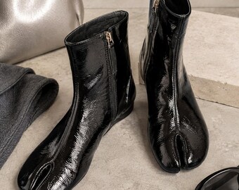 Botas Tabi femininas de couro preto, botas de cano curto com bico dividido, botas de couro bovino legítimo com salto baixo e zíper, calçados vanguardistas de tamanhos largos, para primavera e outono.