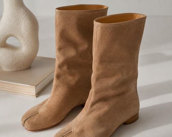 Botas Tabi de camurça marrom para mulheres, botas de cano médio em couro genuíno com bico dividido, sapatos de outono/inverno com salto baixo, confortáveis ​​de calçar, tamanhos estendidos.