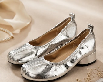Sapatilhas femininas de bico dividido, em couro de ovelha genuíno, estilo tabi, com sola macia, salto baixo e grosso, modelo slip-on, confortáveis e com numeração ampla.